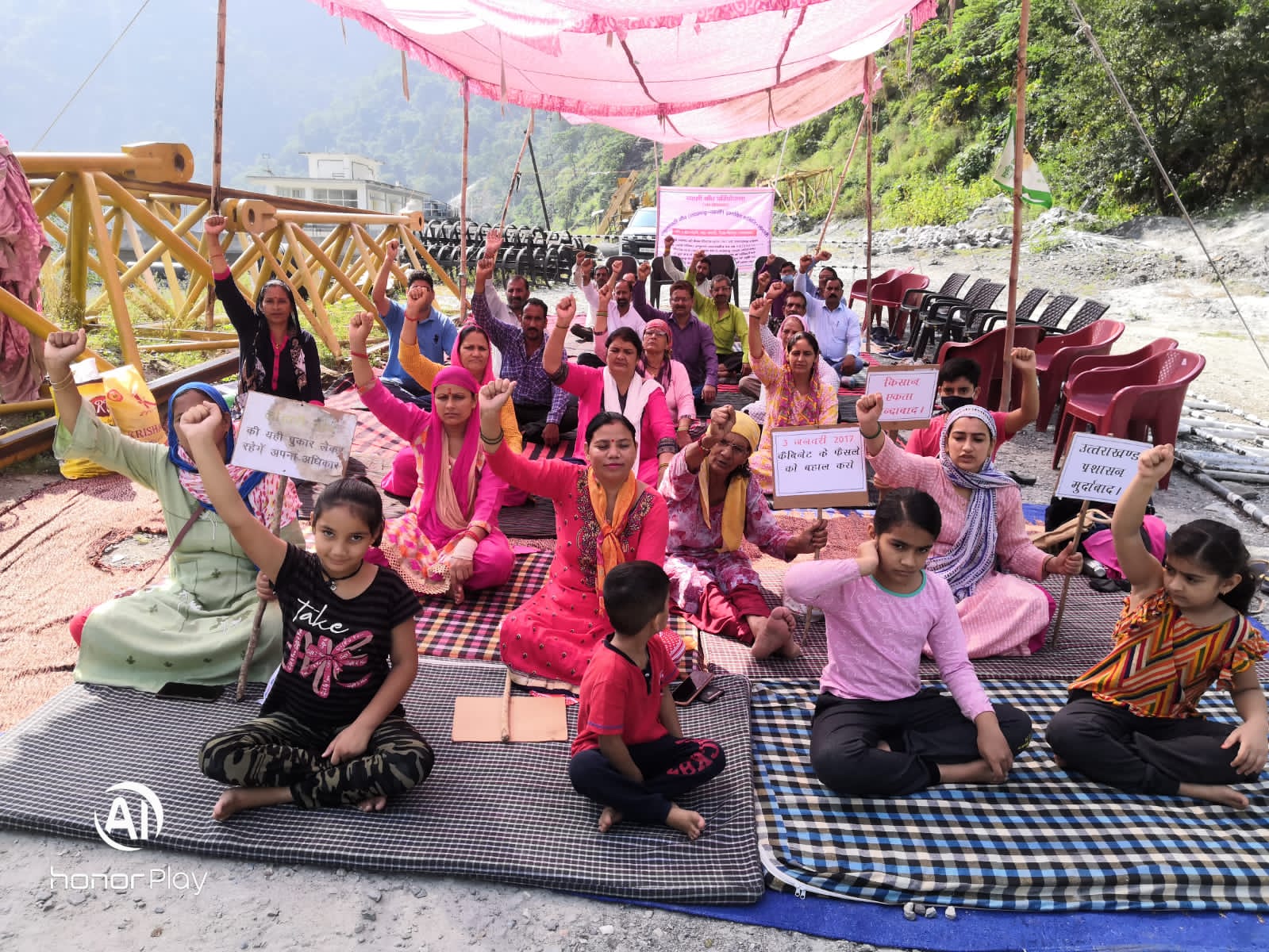 उत्तराखंड लोहारी ब्रेकिंग न्यूज : लोहारी के ग्रामीणों द्वारा धामी सरकार की अन्यायपुर्ण तथा अमानवीयतापूर्ण नीति के विरोध में जोरदार नारेबाजी करते हुए अपना रोष व्यक्त किया गया    