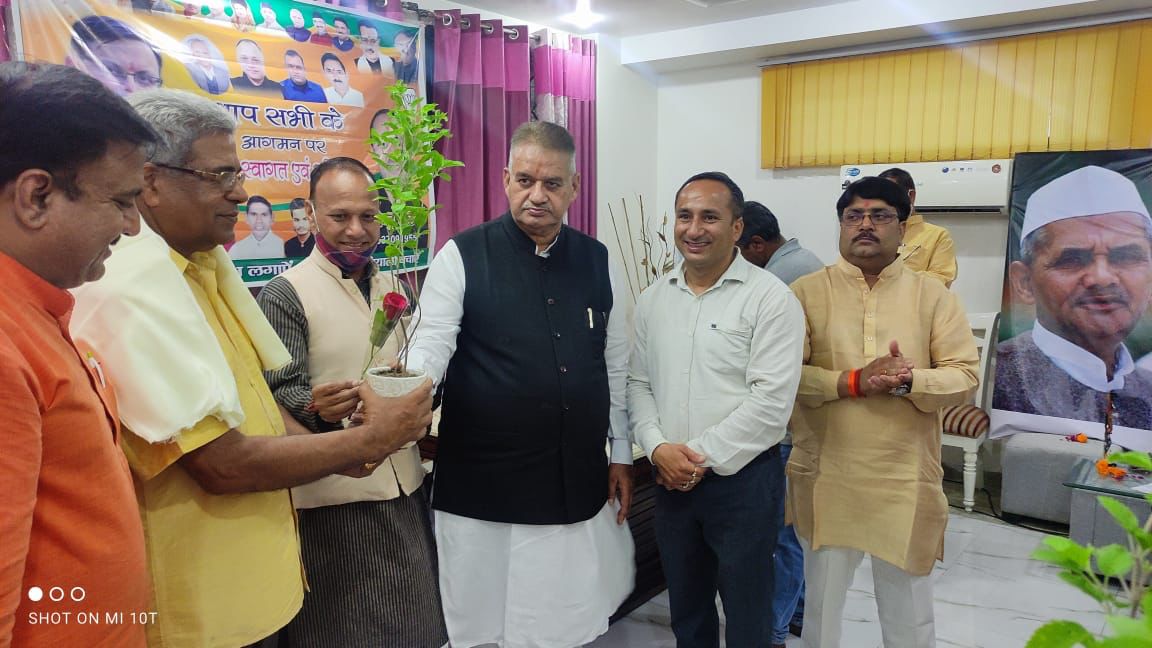 उत्तराखंड न्यूज : गांधी जयंती के अवसर पर पर्यावरण मित्रों को सम्मानित करते कैबिनेट मंत्री गणेश जोशी