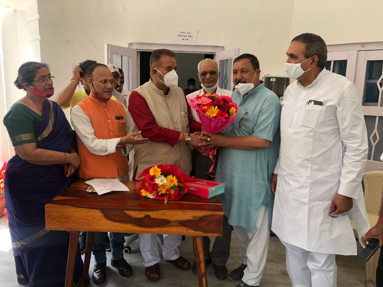 उत्तराखंड देहरादून ब्रेकिंग न्यूज़ : खादी ग्रामोद्योग बोर्ड में सदस्य नामित होने पर उद्योग मंत्री गणेश जोशी से मुलाकात करते आरएस परिहार एवं निरंजन डोभाल।