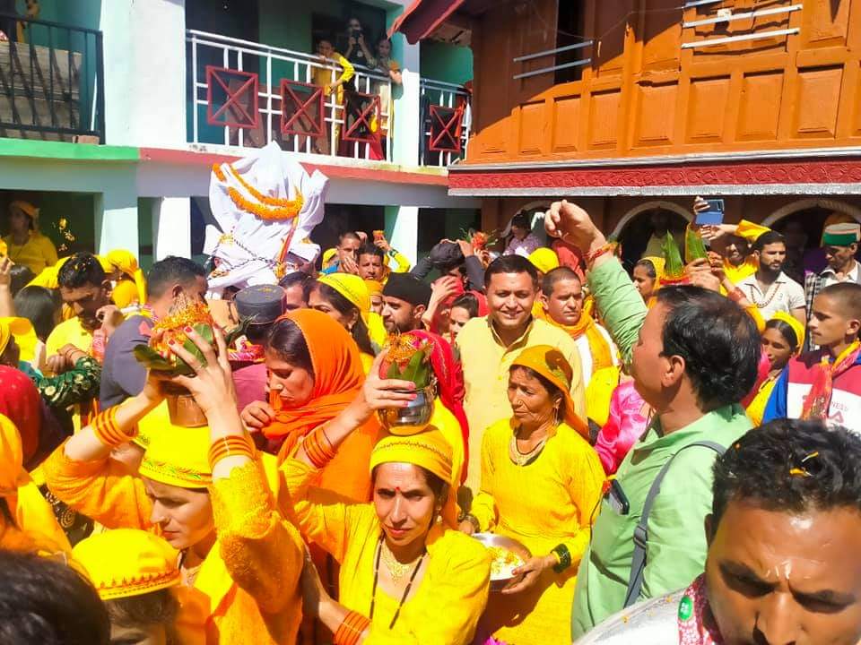 उत्तराखंड भद्रकाली मंदिर देवीकोल ब्रेकिंग न्यूज़ : कलश यात्रा के साथ देवीकोल प्राचीन भद्र काली मंदिर में नई मूर्ति स्थापना का कार्यक्रम शुरू