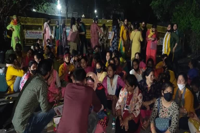 उत्तराखंड न्यूज़ पुलिस वेतन विवाद : सीएम व डीजीपी के आश्वासन के बाद देर रात धरना प्रदर्शन समाप्त हुआ