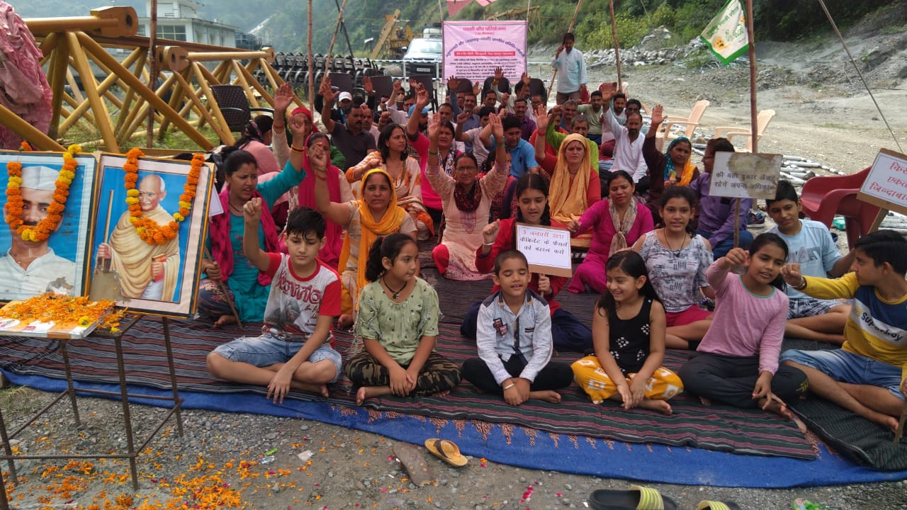 उत्तराखंड लोहारी ब्रेकिंग न्यूज़ : प्रशासन ने व्यासी बांध परियोजना के प्रभावितों को धरना स्थल से उठाया
