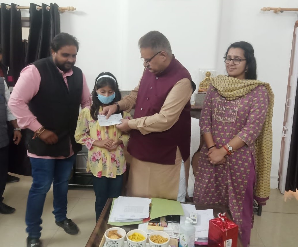 उत्‍तराखंड ब्रेकिंग न्यूज़ : आरोहणम संस्था के माध्यम से अनाथ शीतल को सहायता राशि का चैक प्रदान करने कैबिनेट मंत्री गणेश जोशी।