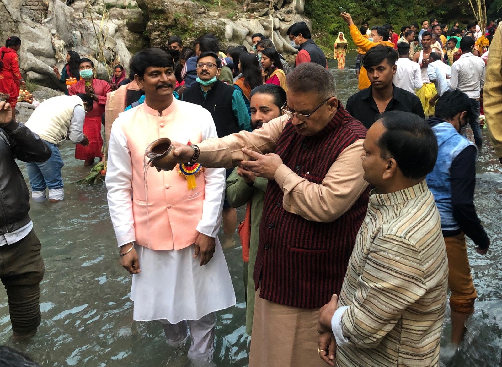 उत्‍तराखंड ब्रेकिंग न्यूज़ : छठ पर्व के अवसर पर टपकेश्वर में सूर्य अर्घ्य देते कैबिनेट मंत्री गणेश जोशी।