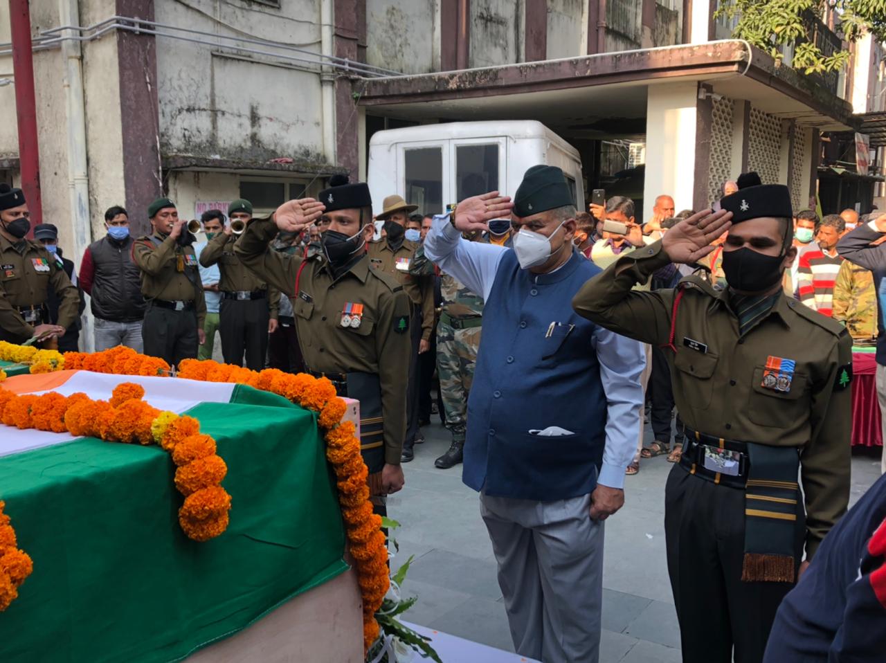 उत्‍तराखंड न्यूज़ देहरादून : लांस नायक संतोष पैन्यूली को पुष्पांजलि अर्पित करते सैनिक कल्याण मंत्री गणेश जोशी