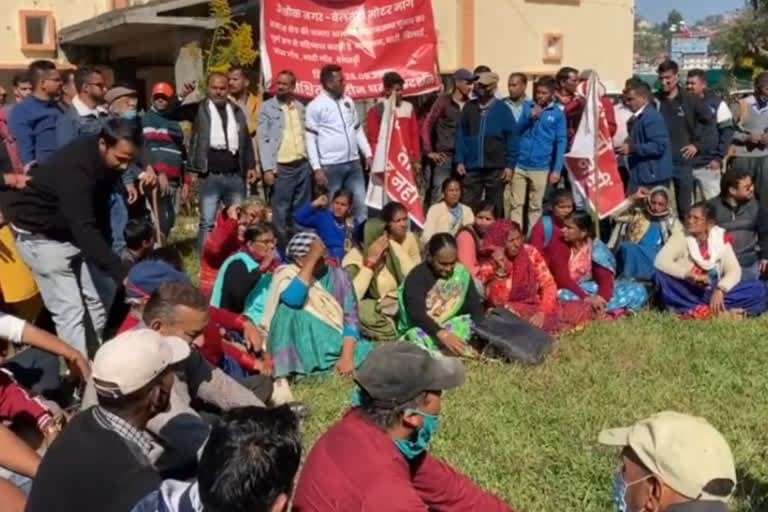 उत्‍तराखंड न्यूज़ : सड़क की मांग को लेकर 6 गांवों के लोगों ने कलेक्ट्रेट को घेरा, चुनाव के बहिष्कार का किया ऐलान
