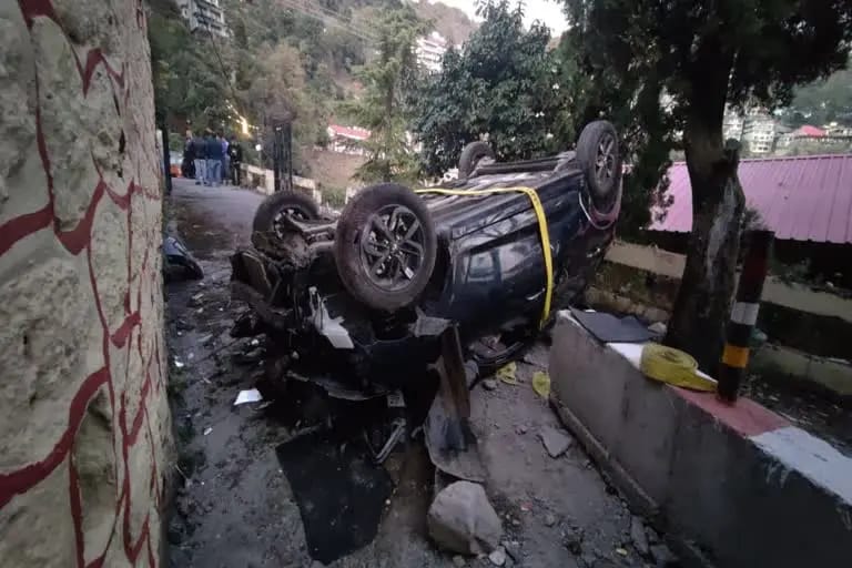 उत्‍तराखंड न्यूज़ : मसूरी-देहरादून मार्ग पर कार दुर्घटना में दो घायल।