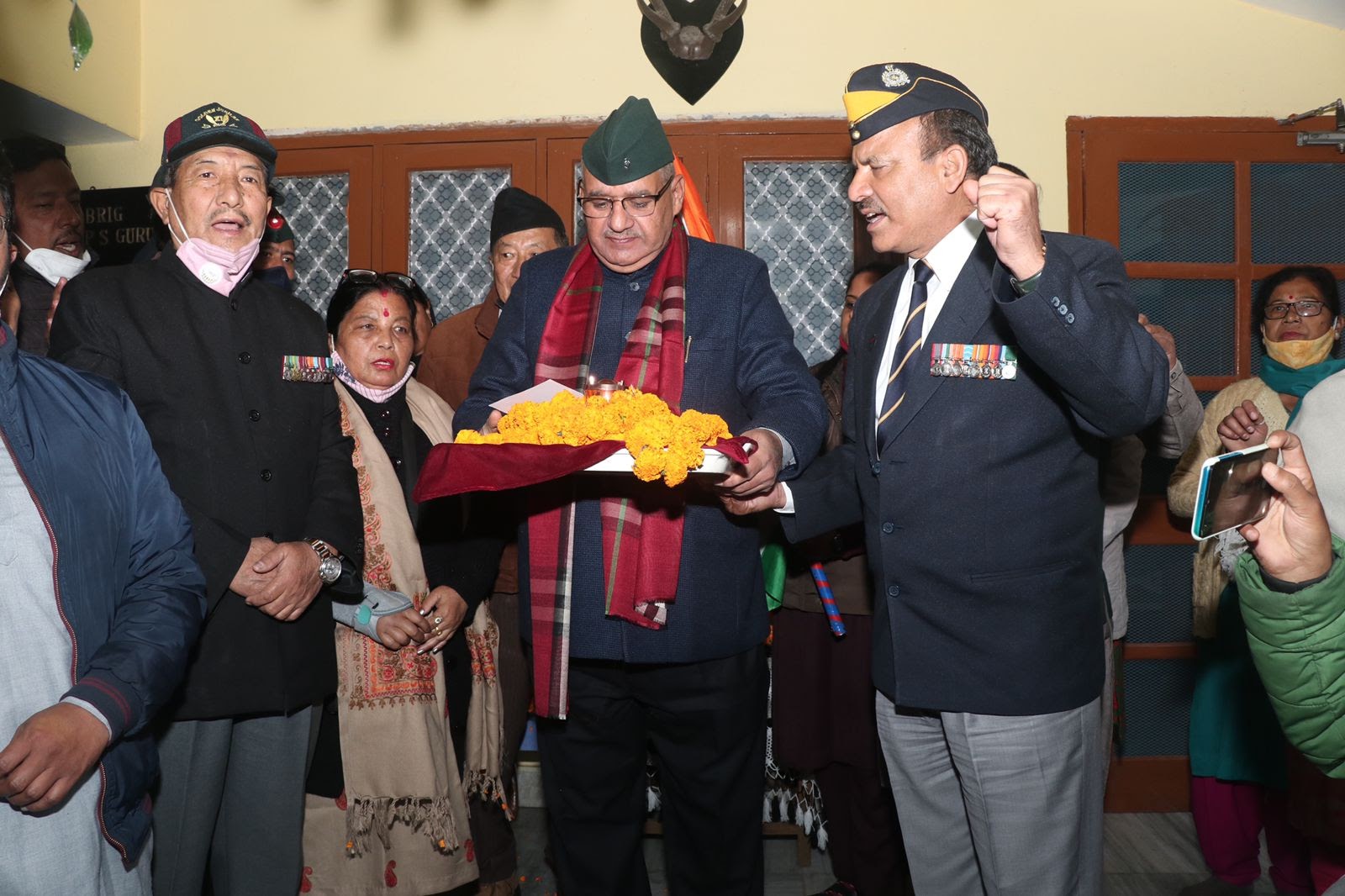 उत्‍तराखंड ब्रेकिंग न्यूज़ : अमर शहीद लेफ्टिनेंट गौतम गुरुंग के आंगन से पवित्र मिट्टी लेने पहुंचे सैनिक कल्याण मंत्री गणेश जोशी