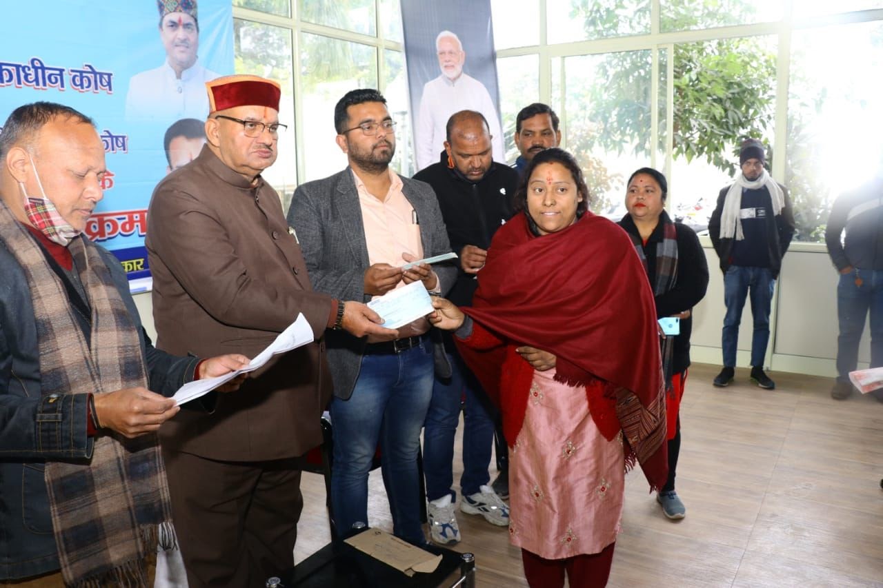 उत्‍तराखंड ब्रेकिंग न्यूज़ : कैबिनेट मंत्री गणेश जोशी द्वारा लाभार्थियों को वितरित किए आर्थिक सहायता के चैक।