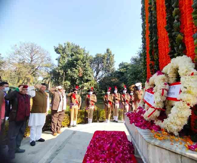 उत्‍तराखंड न्यूज़ मुख्यमंत्री धामी ने विजय दिवस पर शहीदों को दी श्रद्धांजलि, कहा- हमारी सरकार जवानों के कल्याण के लिए काम कर रही है