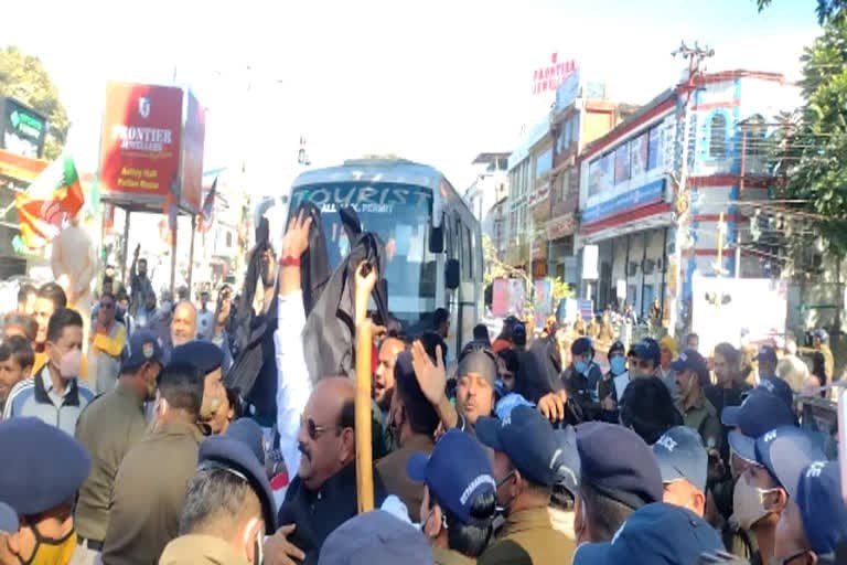 उत्‍तराखंड ब्रेकिंग न्यूज़ : कांग्रेसियों ने देहरादून में दिखाए काले झंडे , लगाए पीएम गो बैक के नारे