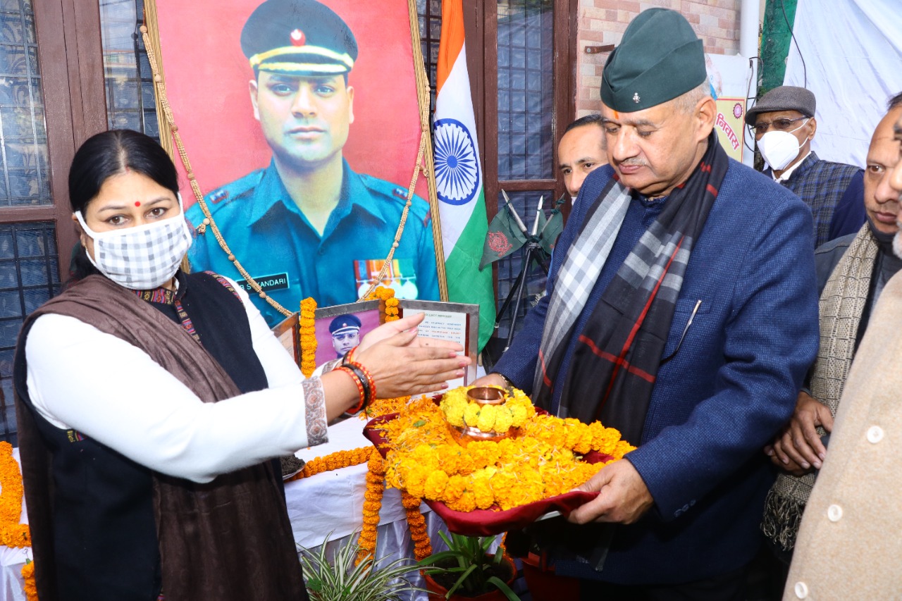 उत्‍तराखंड न्यूज़ : सैन्यधाम निर्माण हेतु देहरादून के शहीद मेजर भूपेन्द्र कण्डारी, मेजर विभूति ढ़ौडियाल एवं नायक मोहन सिंह के आंगन की पवित्र माटी एकत्र करते सैनिक कल्याण मंत्री गणेश जोशी।