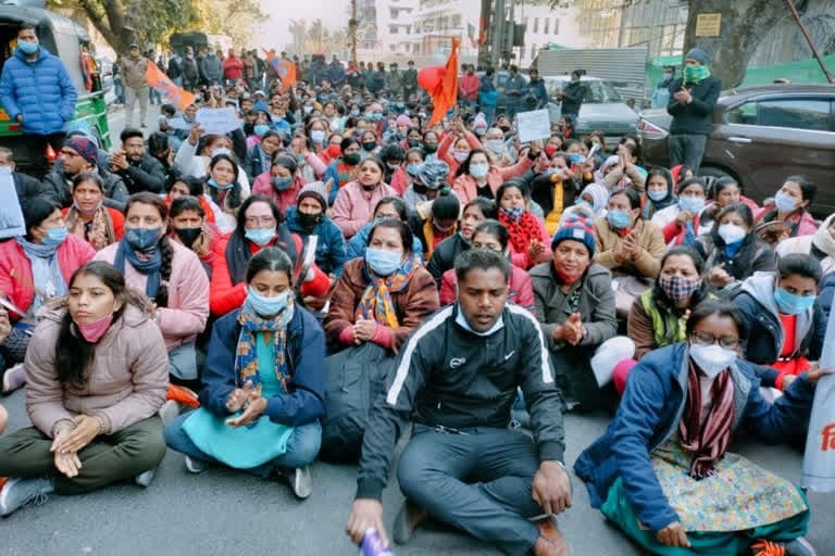 उत्‍तराखंड न्यूज़ : देहरादून में एनएचएम कर्मियों ने गुरुवार को किया सीएम आवास कूच , पुलिस ने बैरिकेडिंग लगाकर रोका