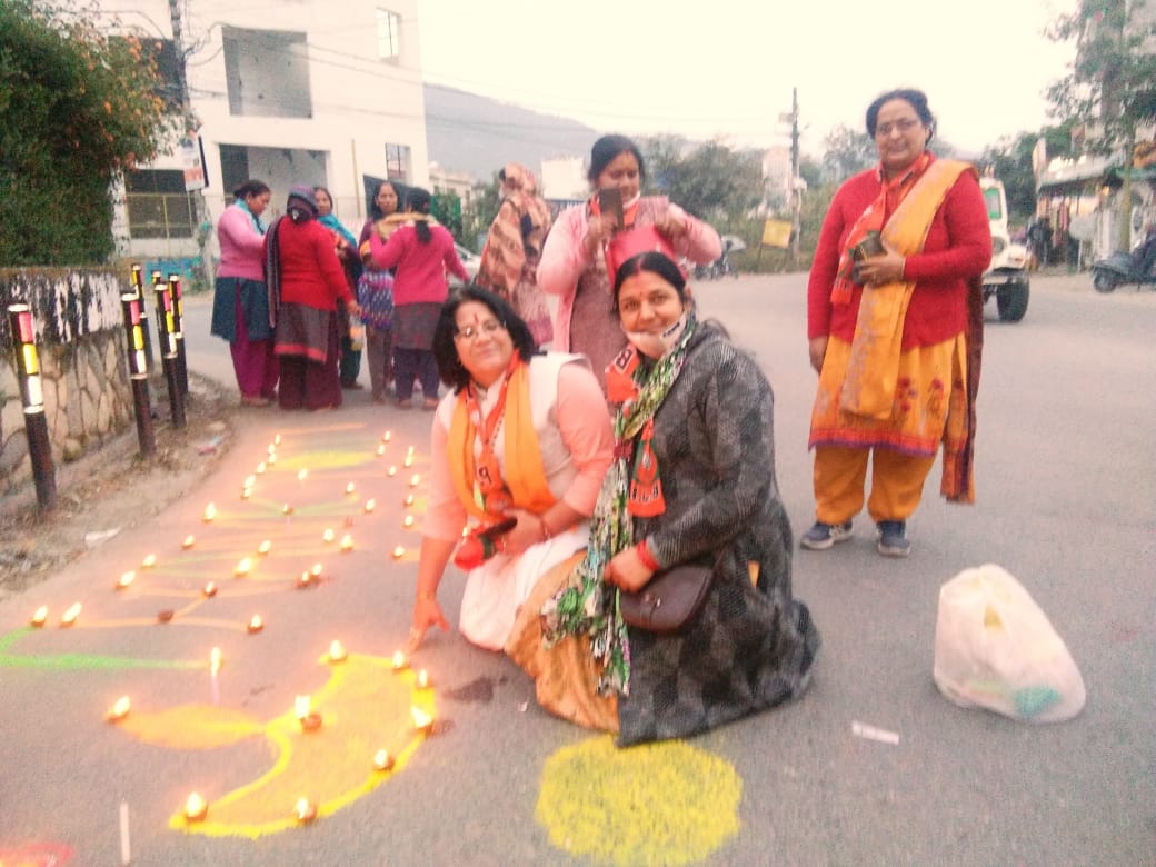 उत्‍तराखंड न्यूज़ : मोदी के रंग में रंगा देहरादून , रायपुर विधानसभा क्षेत्र तपोवन में मंडल महिला मोर्चा अध्यक्ष गीता पंत पुरोहित ने अपनी महिला मोर्चा की टीम के साथ बनाई रंगोली
