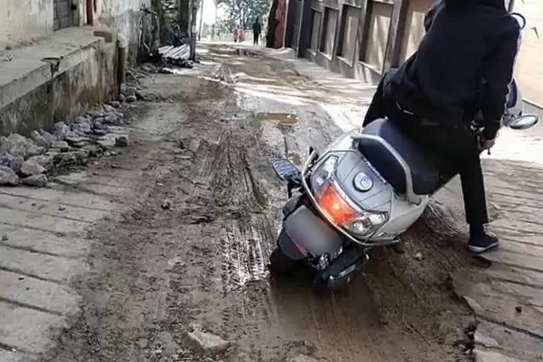 मसूरी : मूसलाधार बारिश से सड़कें बुरी तरह क्षतिग्रस्त हो गई