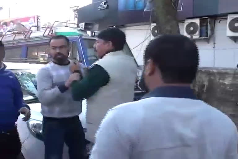 उत्‍तराखंड न्यूज़ : कांग्रेस प्रदेश महासचिव राजेंद्र शाह पर हरीश रावत समर्थकों के खिलाफ मारपीट का मामला दर्ज