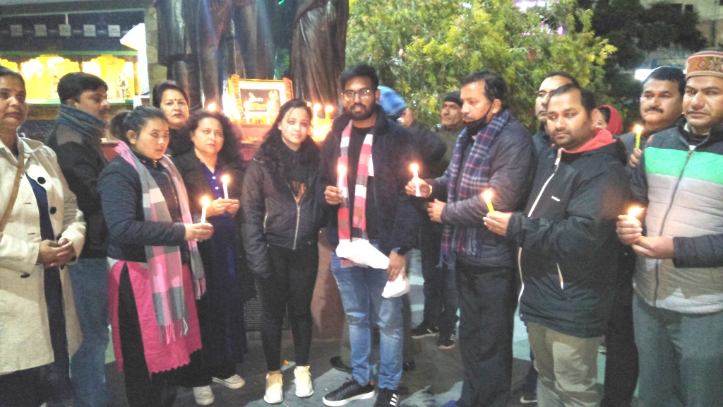 उत्‍तराखंड न्यूज़ : भाजपा मसूरी मंडल ने कैंडल जलाकर सीडीएस जनरल बिपिन रावत को श्रद्धांजलि दी।