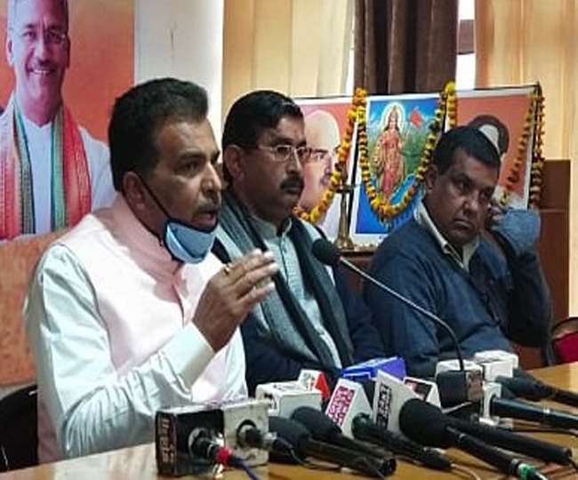 उत्‍तराखंड ब्रेकिंग न्यूज़ : प्रदेश प्रवक्ता सुरेश जोशी ने रावत के इस बयान का खंडन करते हुए कहा कि हमारा काम धरातल पर दिखाई देता है और कांग्रेस का कागजों में
