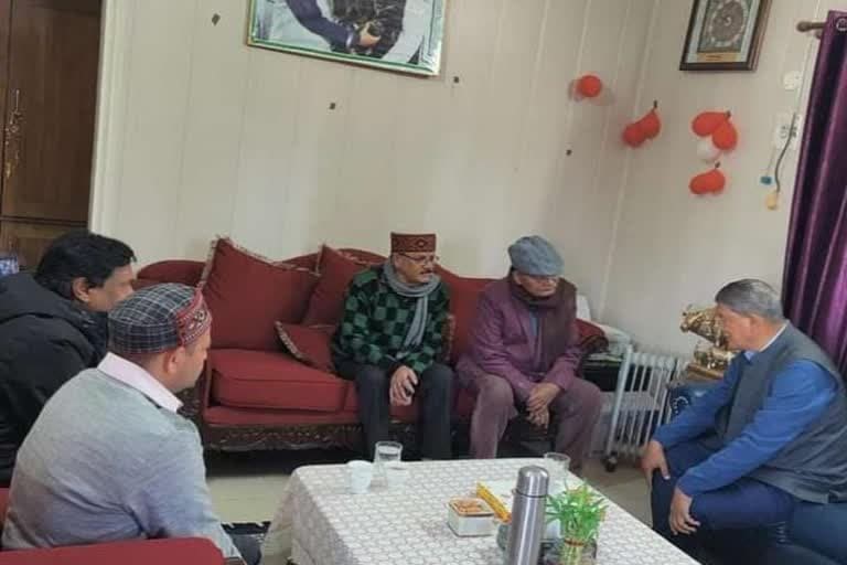 उत्‍तराखंड न्यूज़ : देर रात पूर्व सीएम हरीश रावत से मिलने पहुंचे यूकेडी नेता, सियासी हलचल बढ़ी