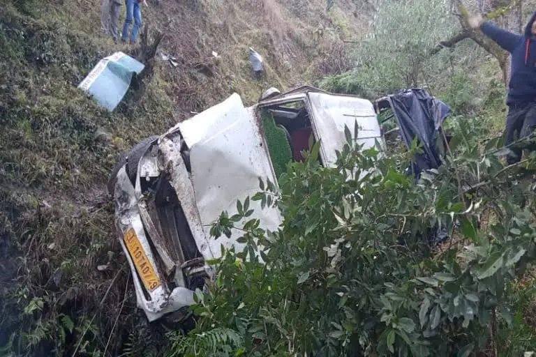 उत्‍तराखंड न्यूज़ : उत्तरकाशी के चिन्यालीसौड़ में यूटिलिटी वाहन खाई में गिर गया, एक की मौत