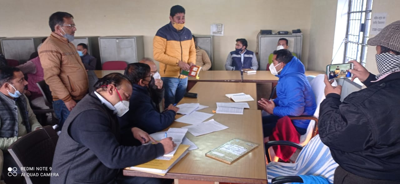 उत्‍तराखंड न्यूज़ : विकासनगर तहसील परिसर में पुनर्वास अधिकारी की अध्यक्षता में लखवाड-ब्यासी बांध से पुर्ण रुप से प्रभावित एकमात्र राजस्व गांव के विस्थापन एंव पुनर्वास हेतु एक सुनवाई आहुत की गई