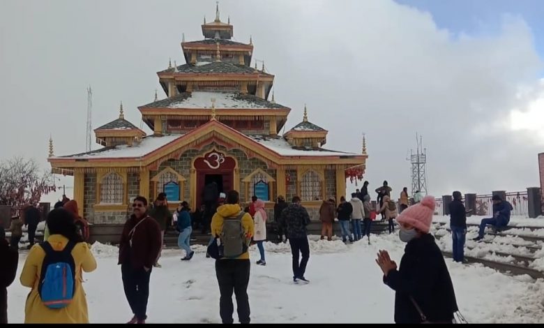 उत्‍तराखंड ब्रेकिंग न्यूज़ : पहली बर्फबारी के चलते सुप्रसिद्ध मां सुरकंडा आलू फार्म में  पर्यटक उठा रहे लुप्त