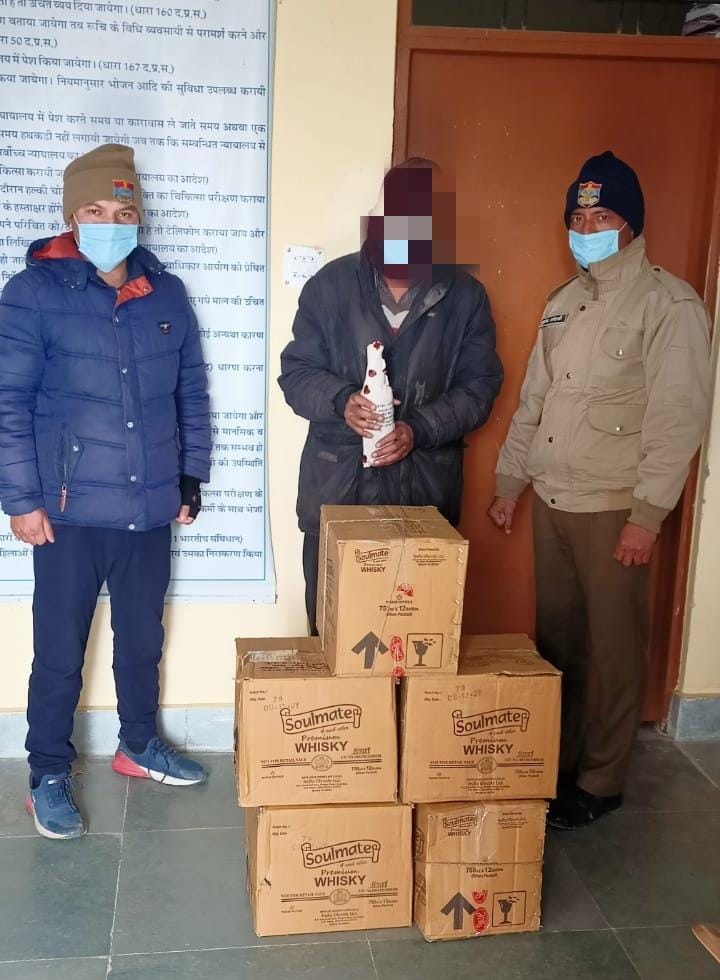 उत्‍तराखंड ब्रेकिंग न्यूज़ टिहरी : 05 पेटी अवैध अंग्रेजी शराब के साथ एक तस्कर गिरफ्तार।