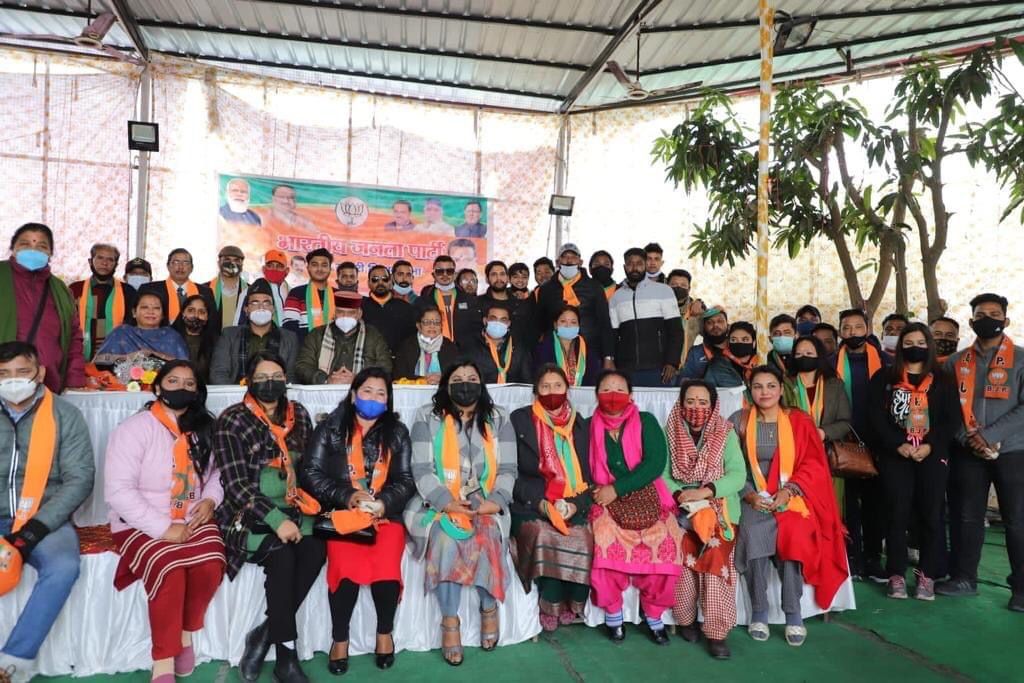 उत्‍तराखंड ब्रेकिंग न्यूज़ : मंत्री गणेश जोशी एवं भाजपा मंडल अध्यक्ष के नेत्रत्व में भाजपा की सदस्यता लेते लोग