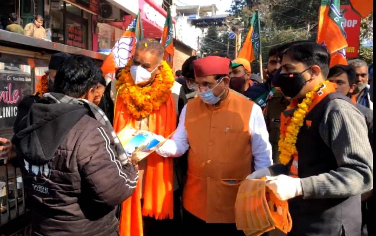 उत्‍तराखंड ब्रेकिंग न्यूज़ : भाजपा प्रत्याशी गणेश जोशी के पक्ष में जाखन में डोर-टू-डोर सम्पर्क करते भाजपा प्रदेश चुनाव प्रभारी प्रहलाद जोशी।