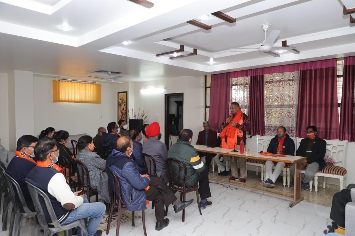 उत्‍तराखंड ब्रेकिंग न्यूज़ : बृजलोक कालोनी, चन्द्रलोक कालोनी, हाथीबड़कला गांव, विजय कालोनी, सालावाला में कमरा बैठक करते गणेश जोशी।