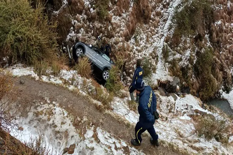 उत्‍तराखंड न्यूज़ : चकराता में खाई में गिरी पर्यटक की कार, 3 बच्चों समेत 5 लोग घायल