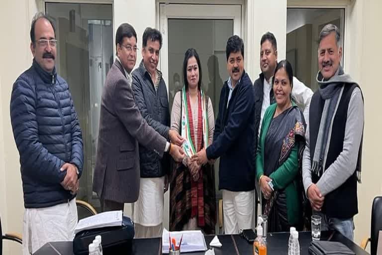 उत्‍तराखंड न्यूज़ : कांग्रेस प्रदेश अध्यक्ष गणेश गोदियाल ने लोक गायिका सोनिया आनंद को कांग्रेस की सदस्यता दिलाई