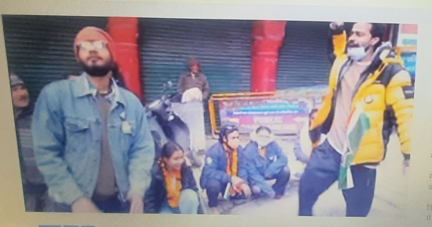 मसूरी उत्‍तराखंड न्यूज़ : कांग्रेस प्रत्याशी को वोट देने व चार धाम चार काम के प्रति नुक्कड नाटक की टीम ने जागरूक किया