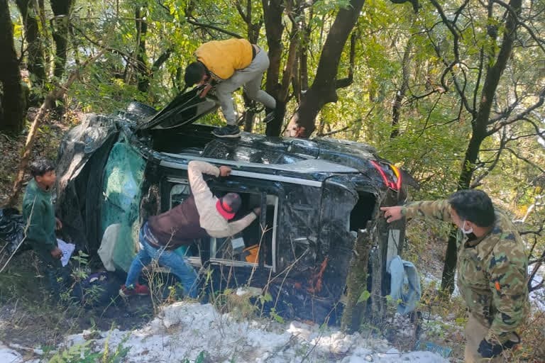 उत्‍तराखंड न्यूज़ मसूरी : कार के खाई में गिरने से 21 वर्षीय युवक की मौके पर ही मौत, युवती घायल