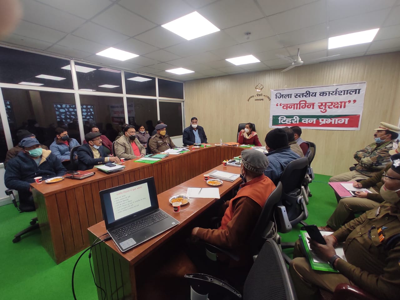 टिहरी उत्‍तराखंड ब्रेकिंग न्यूज़ : वनाग्नि रोकने हेतु सभी को समन्व्य के साथ जबाब देही से कार्य करना है - इवा आशीष श्रीवास्त्व