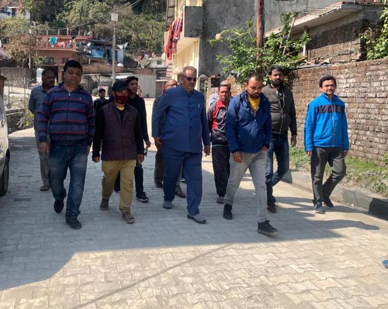 उत्‍तराखंड ब्रेकिंग न्यूज़ : काठबंगला क्षेत्र में विकास कार्यां की प्रगति का जायजा लेने पहुंचे कैबिनेट मंत्री गणेश जोशी।