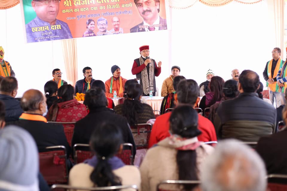 उत्तराखंड देहरादून ब्रेकिंग न्यूज : भाजपा प्रत्याशी विधायक खजान दास ने आज वार्ड संख्या-17 टैगोर विला में चुनाव बैठक को सम्बोधित कर जनआशीर्वाद प्राप्त किया।