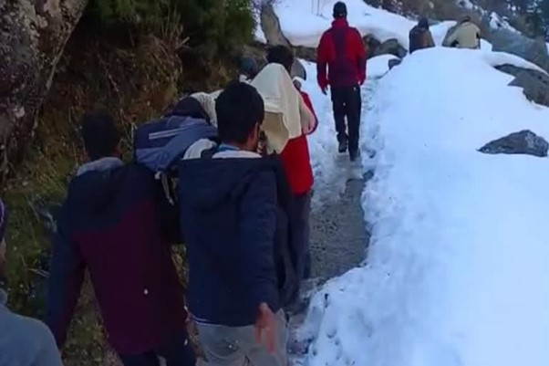 उत्‍तराखंड न्यूज़ उत्तरकाशी : ग्रामीणों ने एक बीमार बुजुर्ग को कंडी में लादकर बर्फीले रास्ते पर 16 किमी पैदल चले