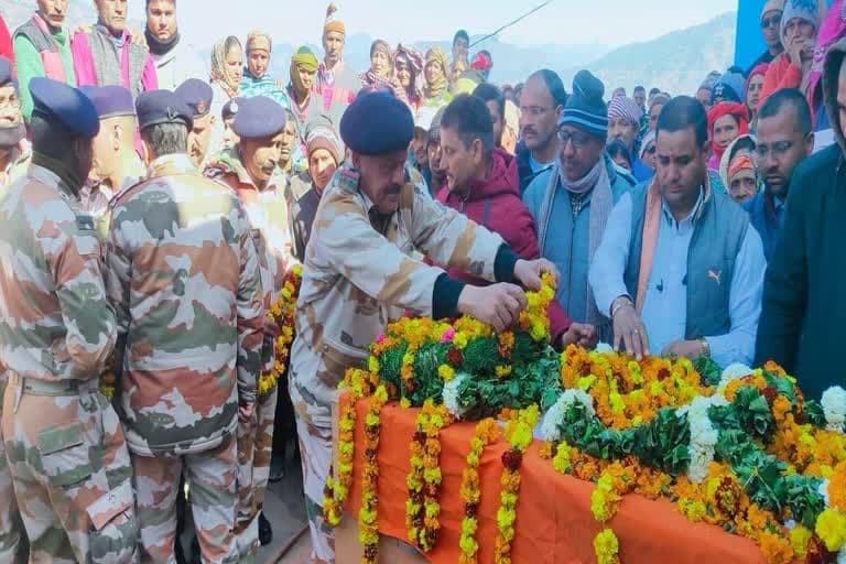 उत्तरकाशी उत्‍तराखंड न्यूज़ : निहाल सिंह को सैन्य सम्मान के साथ दी गई अंतिम विदाई, उमड़ी भीड़