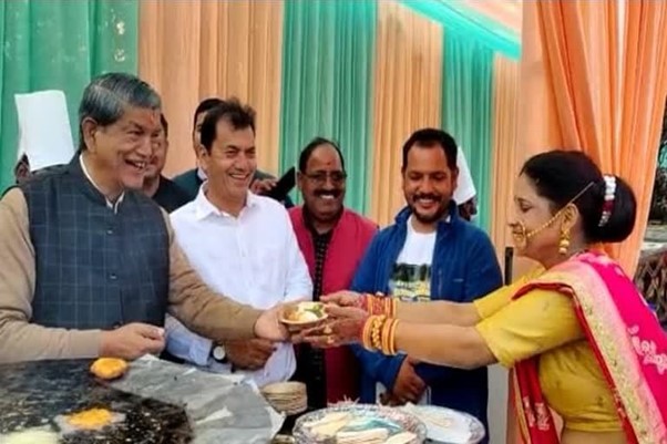 उत्‍तराखंड न्यूज़ : हरीश रावत ने अब शादी समारोह में सेंकी टिक्की