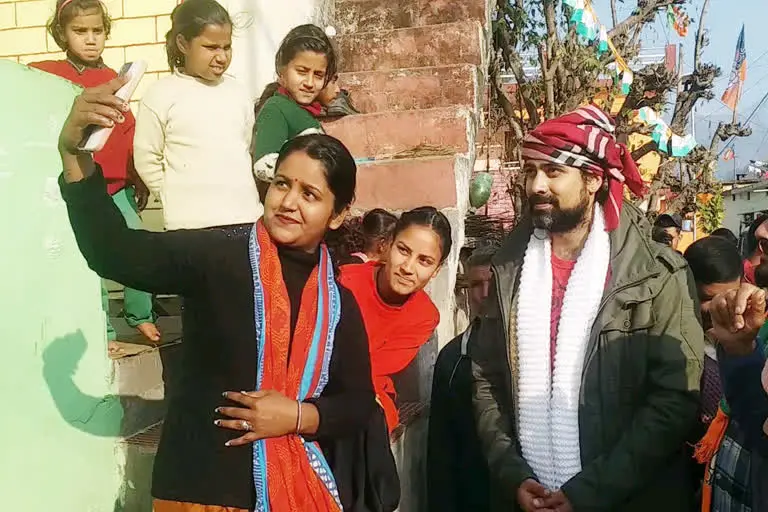 उत्‍तराखंड विकासनगर न्यूज़ : बॉलीवुड गायक जुबिन नौटियाल ने पिता के लिए किया डोर टू डोर कैंपेन, क्या वोट में बदल जाएगी सेल्फी ?