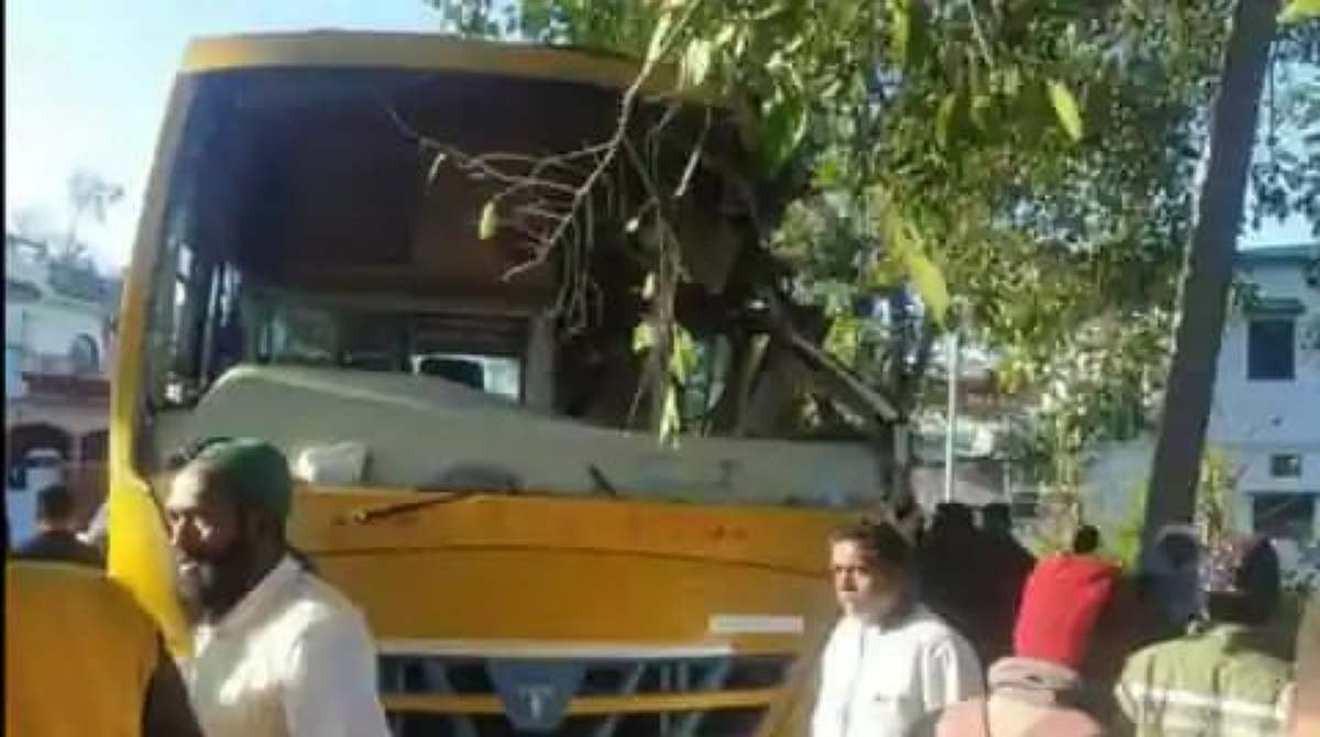 विकासनगर उत्तराखंड ब्रेकिंग न्यूज: देहरादून में छात्रों को ले जा रही एक स्कूल बस अचानक पेड़ से टकरा गई और 12 साल की बच्ची की मौत हो गई और कई अन्य घायल हो गए।
