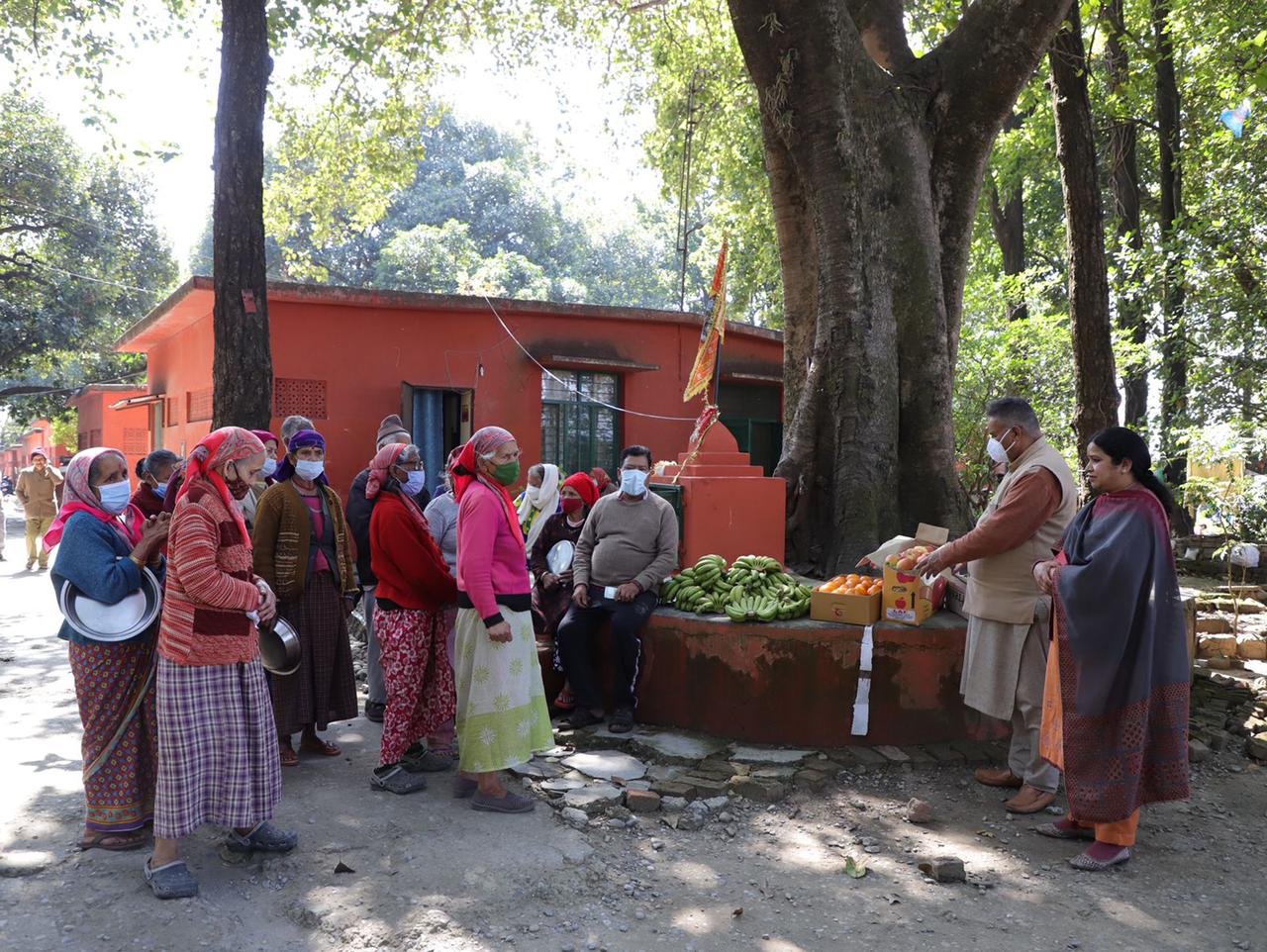 उत्‍तराखंड न्यूज़ : महाशिवरात्रि पूजन के उपरांत कुष्ठ आश्रम में कुष्ठ रोगियों क़ो फल वितरण करते कैबिनेट मंत्री गणेश जोशी।