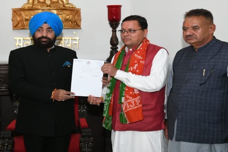 उत्‍तराखंड न्यूज़ : सीएम पुष्कर सिंह धामी राजभवन पहुंचे, राज्यपाल को सौंपा इस्तीफा