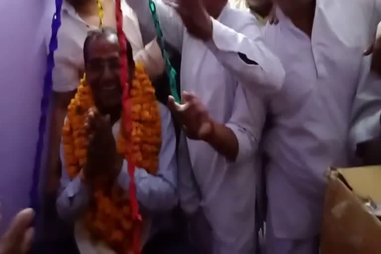 उत्‍तराखंड न्यूज़ : हरीश रावत को हराने वाले मोहन सिंह बिष्ट को कार्यकर्ताओं ने लड्डुओं से तोला ,मोहन सिंह बिष्ट ने जनता और कार्यकर्ताओं का आभार जताया