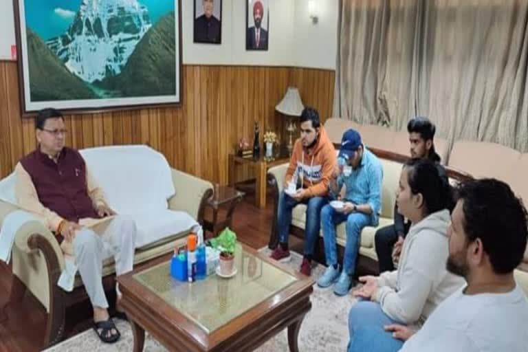 उत्‍तराखंड न्यूज़ : यूक्रेन से लौटे छात्रों से मिले सीएम धामी, पीएम मोदी की जमकर तारीफ की