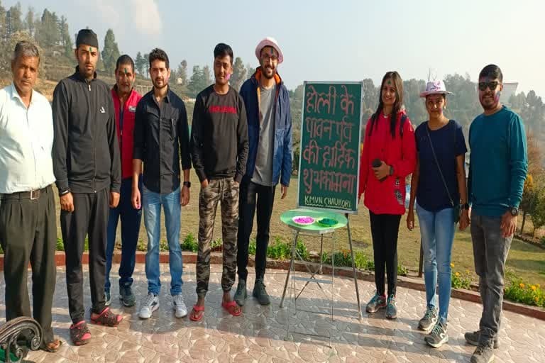 बेरीनाग उत्‍तराखंड न्यूज़ : चौकोड़ी आने वाले पर्यटकों ने होली खेलकर खूब मस्ती की