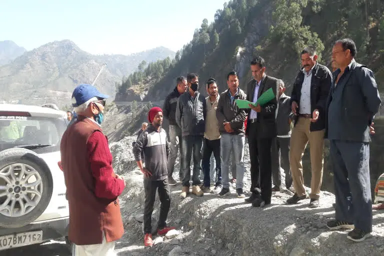 टिहरी उत्‍तराखंड न्यूज़ : : ग्रामीणों ने रुकवाया कंडीसौड़ में ऑलवेदर रोड निर्माण कार्य, प्रदर्शन किया
