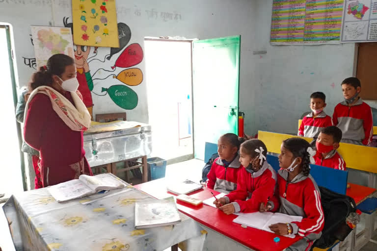 टिहरी उत्‍तराखंड न्यूज़ : स्कूली छात्रों के साथ टिहरी डीएम ने समय बिताया , लिया व्यवस्थाओं का जायजा