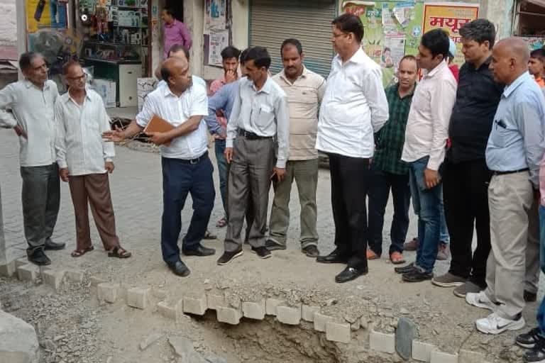 विकासनगर उत्‍तराखंड न्यूज़ : चकराता के विधायक प्रीतम सिंह ने क्षेत्र का दौरा कर पीडब्ल्यूडी अधिकारियों को आदेश जारी किए.